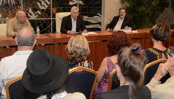 diaz canel intercambia con el jurado del premio casa 02 580x330