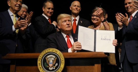 donald trump firma cambio politica hacia cuba