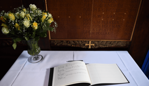 el libro de condolencias para el fisico britanico stephen hawking en el gonville y caius college cambridge reino unido efe 1 580x334