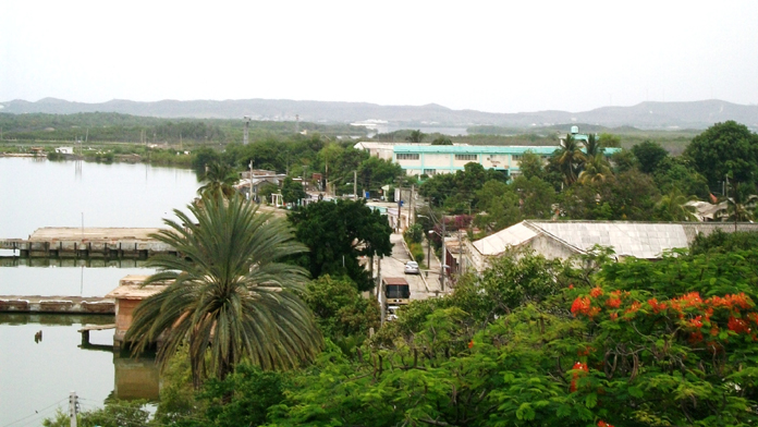 Borde bahía en Caimanera