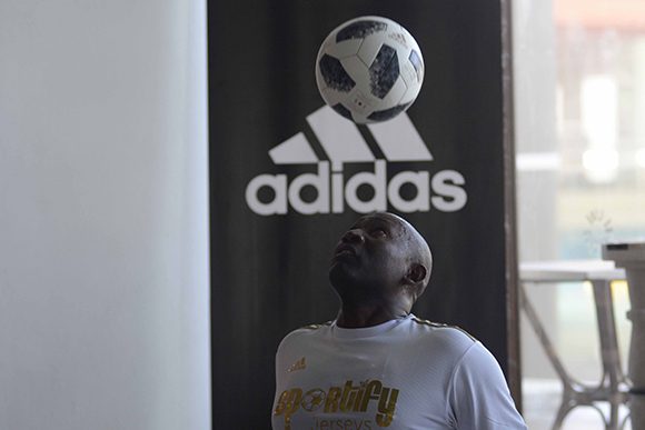 erick hernandez impone otro record mundial en dominio del balon 1 580x387