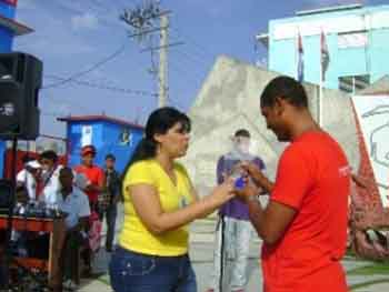 abanderan delegacion ujc
