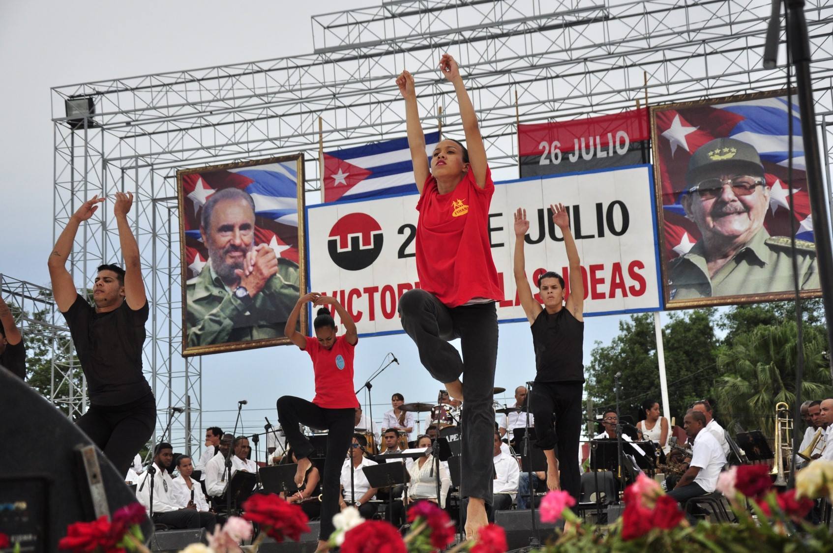 apertura acto bailarines
