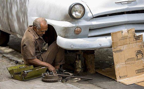 arreglando carro