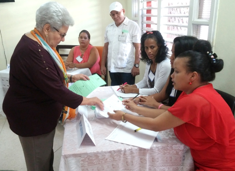 gladys bejerano votando2