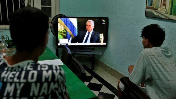 jovenes ven entrevista de Díaz Canel 580x327