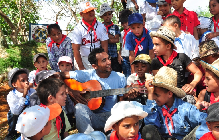 niños maestro guitarra