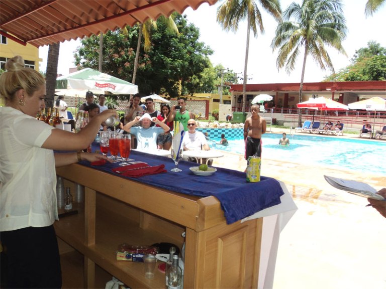 piscina hotel cocteles