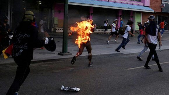 hombre quemado en venezuela 580x326