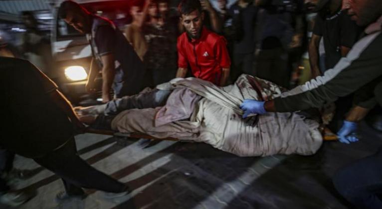 el cuerpo de un hombre es trasladado al hospital al shifa tras un ataque aereo israeli contra el edificio al andalousia al oeste de ciudad de gaza el 19 de octubre de 2025