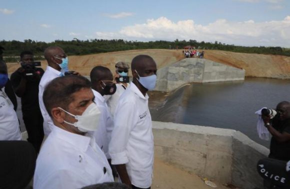 Presidente de Haití en embalse construido por Cuba 580x378