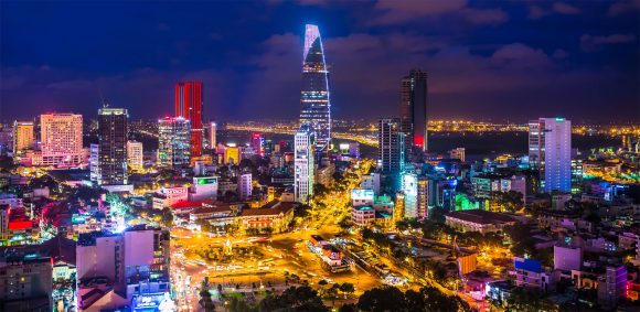 Anochecer en la ciudad de Ciudad Ho Chi Minh antigua Saigon 2 e1651236717866