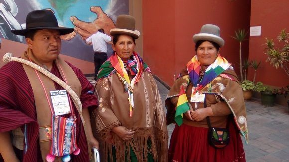 indigenas bolivianas llevaron sus artesanias