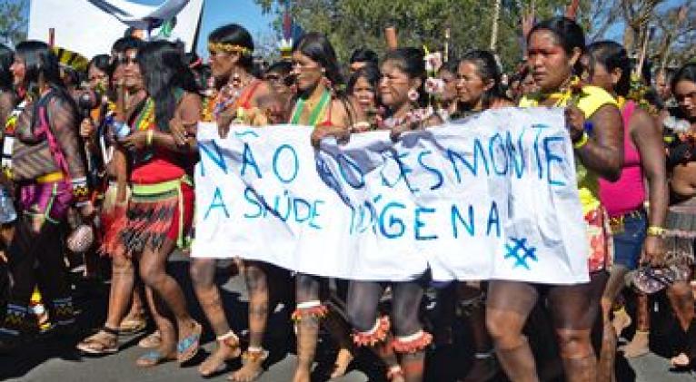 indigenas brasilenos denuncian a bolsonaro en la haya por genocidio