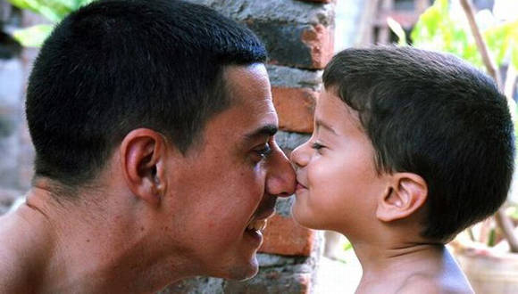 1beso padre hijo