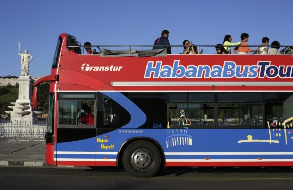 Bus-turístico-espera-a-los-visitantes-en-La-Habana-Vieja.-foto-Enrique-de-la-Osa-Reuters-580x377