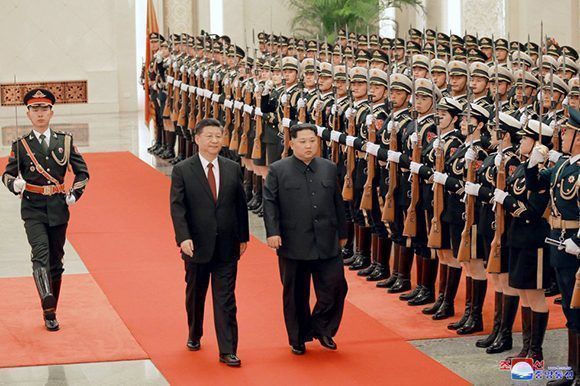 Kim Jong Un a China Xi Jinping recibimiento 580x386