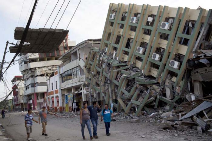 Médicos cubanos permanecen en zonas devastadas por sismo en Ecuador