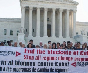 Pancarta-contra-el-bloqueo-frente-a-la-Corte-Suprema-de-Justicia-en-Washington-580-300x250