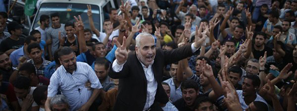 Portavoz-de-Hamas-Fawzi-Barhoum-celebra-junto-a-palestinosalto-el-fuego