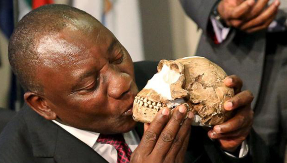 Presidente-de-Sudafrica-besa-el-craneo-de-un-Homo-naledi
