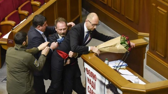 Un-diputado-ha-intentado-llevarse-al-Primer-ministro