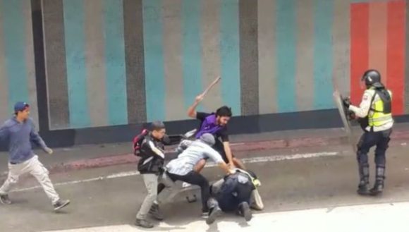 ataqueapolicia-oposicion-venezolana-580x329