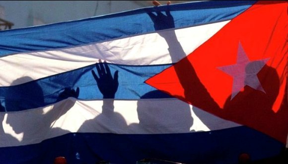 bandera-cubana manos