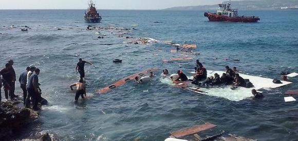 barco deriva inmigrantes