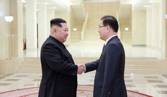 chung Eui yong y el líder norcoreano Kim Jong Un 580x337