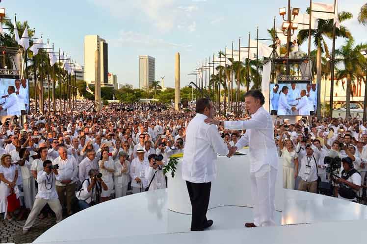 colombia firmapaz santostim