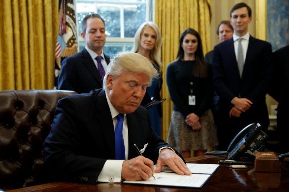donald Trump firma orden ejecutiva 1 580x386