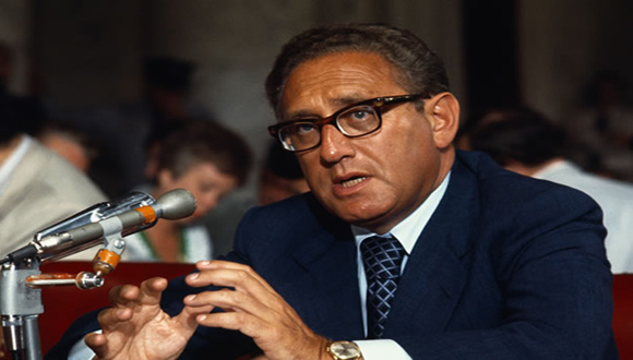 henry-kissinger-en-el-senado