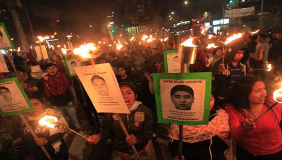 manifestación Ayotzinapa