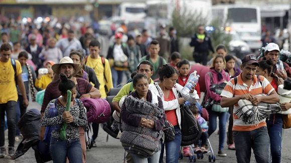 miembros de la caravana de migrantes 580x326