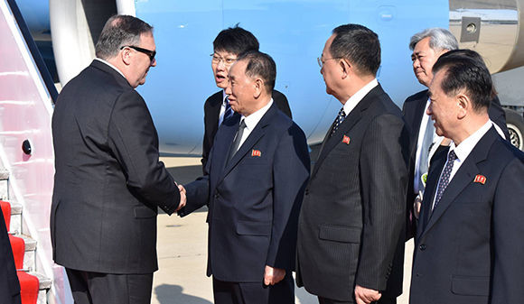 mike pompeo saluda al oficial norcorenao kim yong chul