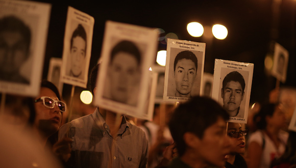 padres de normalistas desaparecidos marchan