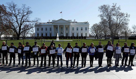 protesta en la Casa Blanca contra la reforma sanitaria de Donald Trump 580x335