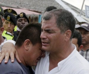 rafael correa abraza a uno de los afectados por el terremoto