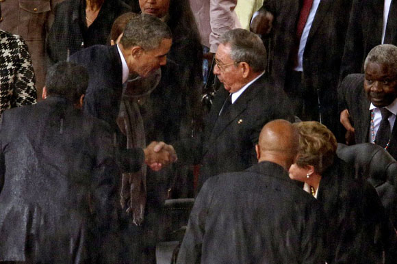 raúl obama da mano