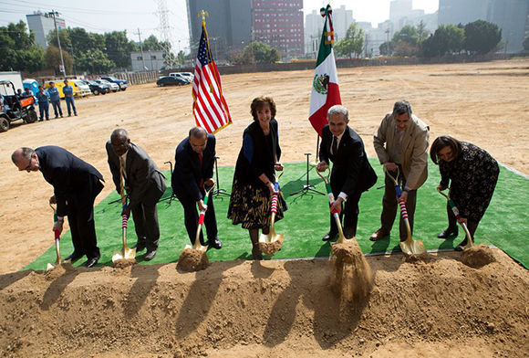 roberta en ceremonia de la colocacion de la primera piedra nueva sede diplomatica de eeuu en mexico