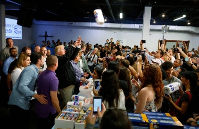 trump lanza papel higienico