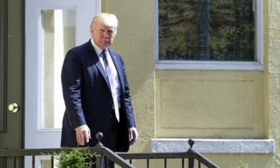 trump parado escalera
