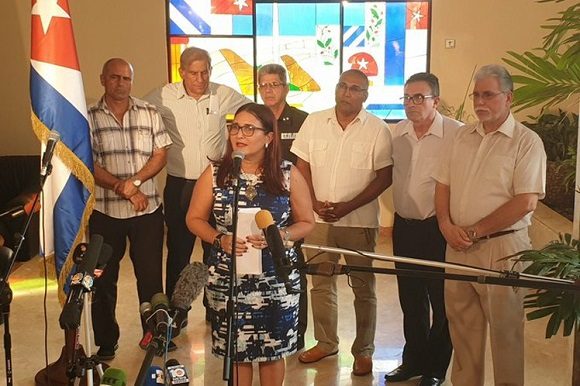 johana tablada y expertos cubanos la habana 580x386