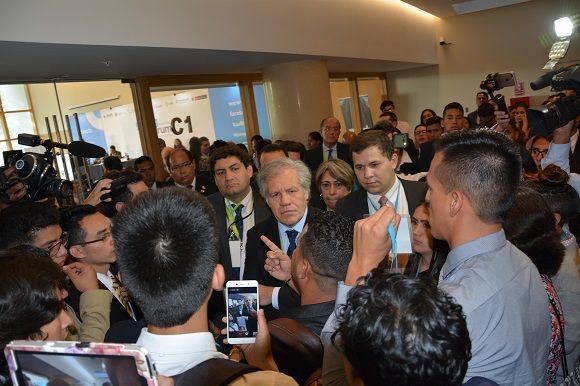 jovenes acusan a almagro de antidemocrático 01