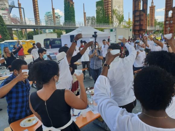 médicos cubanos celebran con sus pacientes en Turín 580x435
