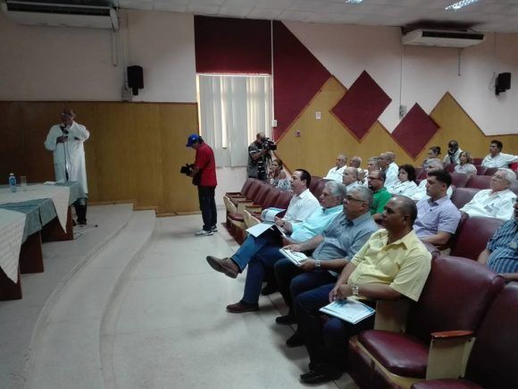 Presidente cubano Díaz Canel visita el Instituto Nacional de Oncología y Radiobiologia 580x435
