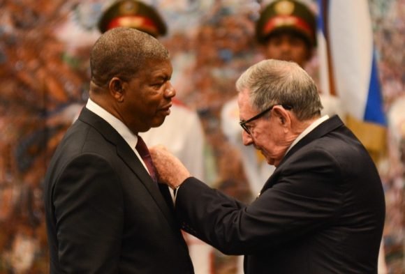 Raul impone orden jose marti a presidente de angola 580x393