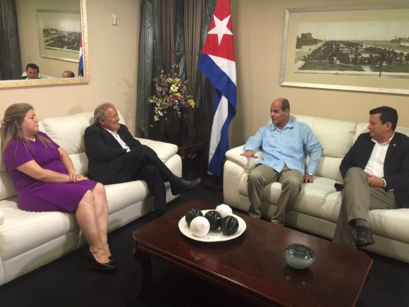 Sanchez-Ceren-en-La-haabana-para-firma-acuerdos-para-la-paz-en-Colombia-580x435