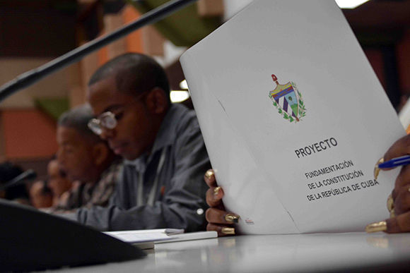 diputados cubanos inician estudio individual del anteproyecto de reforma constitucional 07